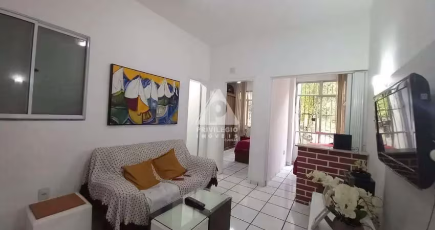 Apartamento de sala quarto, claro e arejado com cozinha integrada e área de serviço na glória