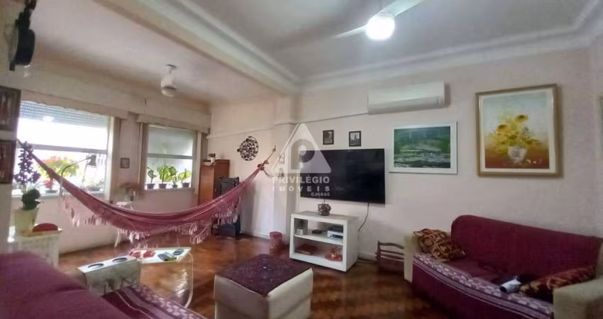 Apartamento de 147m² na Senador Vergueiro no Flamengo/RJ de três quartos amplos, claros e arejados. Sala em dois ambientes, copa e cozinha integrada,