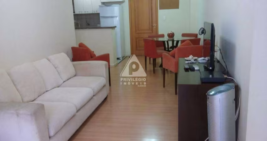 Flat, na quadríssima da Praia, com Varanda, sala e 1 quarto, 1 vaga de garagem.