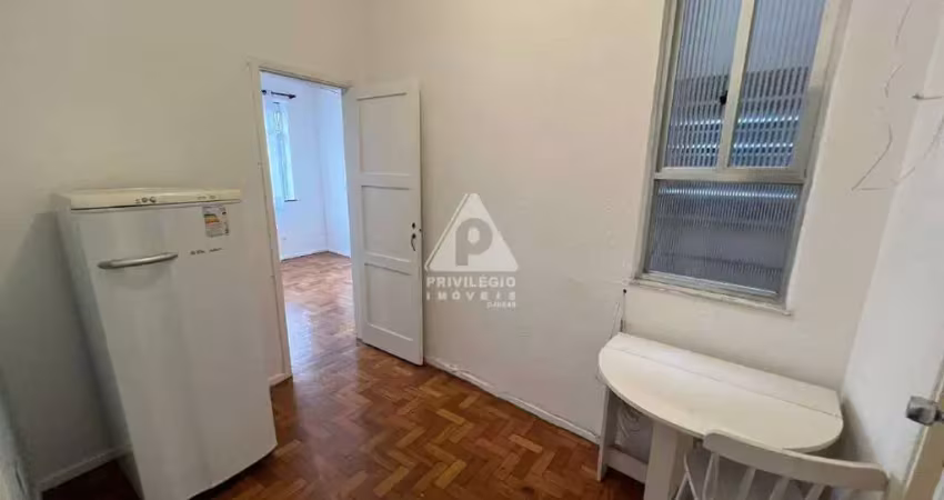 Sala e quarto com dependência.