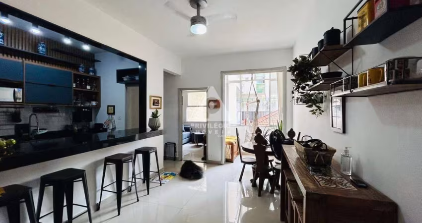 Apartamento de 3 quartos em Laranjeiras todo reformado com vaga disponível para venda na Privilégio Imóveis