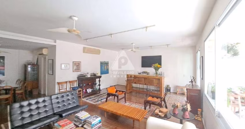 Amplo Apartamento no Cosme Velho com 192m² - 4 Quartos, 2 Suites, Varanda 3 Vagas