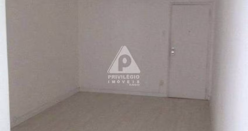 EXCELENTE APARTAMENTO NA GLÓRIA AMBIENTE FAMILIAR 2 QUARTOS COM DEPENDÊNCIA COMPLETA