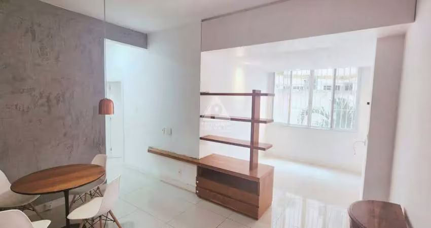 2 quartos (1 suíte com closet ) , reformado em rua nobre e colado ao metrô de botafogo.