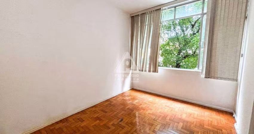 Quarto e sala rua silenciosa e arborizada no Catete