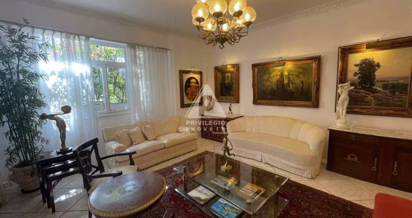 4 quartos, 2 suites, 2 banheiros, 170m2 a venda em rua nobre do Flamengo.