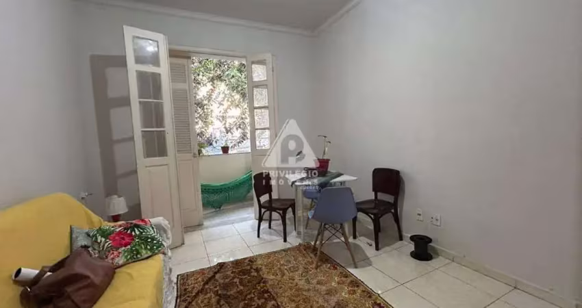 Apartamento 2 quartos com dependencia completa, prédio familiar no catete