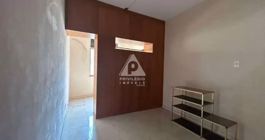 Conjugado reformado na gloria, dividido em dois ambientes, prédio familiar