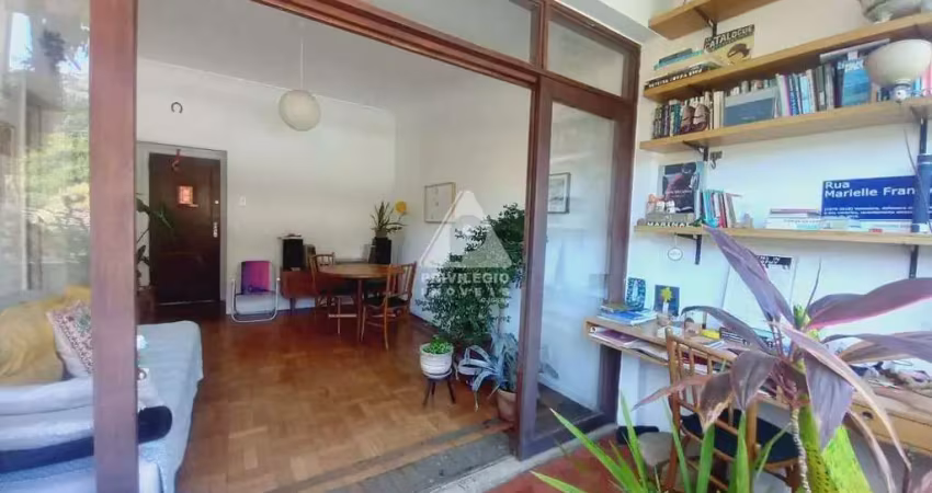 2 quartos com suíte e varanda voltada para o verde à venda no cosme velho!