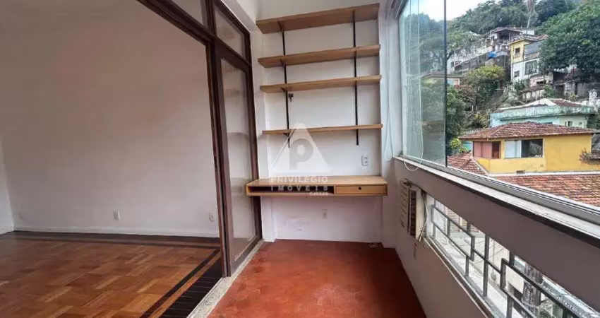 2 quartos com suíte e varanda voltada para o verde à venda no cosme velho!
