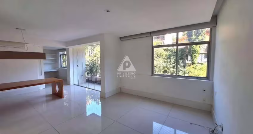 Apartamento no cosme velho de 3 quartos, 2 suítes, varanda, 2 vagas na escritura e infraestrutura no prédio