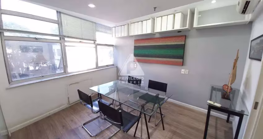 Sala comercial à venda no largo da carioca, totalmente reformada, 3 ambientes e 2 banheiros, centro, rio de janeiro.