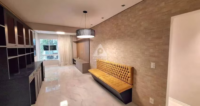 Apartamento reformado de 2 quartos com vaga na escritura no flamengo.