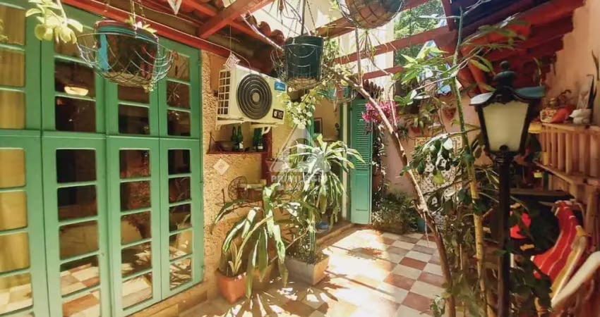 Apartamento térreo tipo garden no catete rj de 03 quartos sendo 01 suíte com duas áreas externas, projetado por arquiteto.