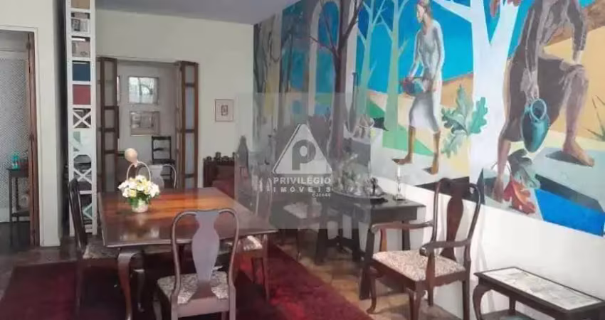 Apartamento de 288 m², 3 quartos, sala ampla e 2 vagas de garagem