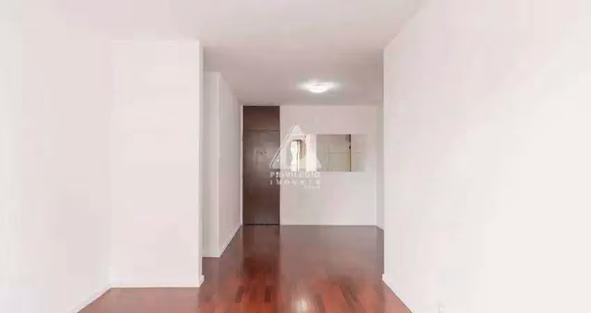 Apt 2 quartos sendo 1 suite, com dependencia completa e vaga de garagem