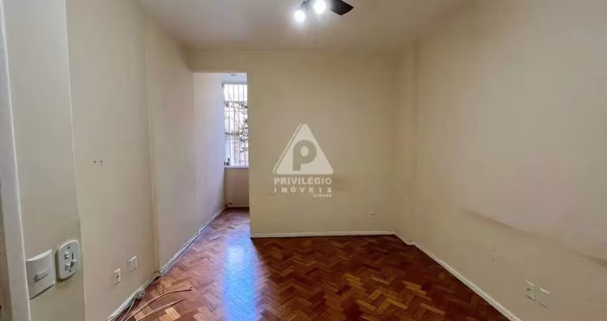 Apartamento à venda, quarto e sala com dependência completa na quadra da praia, flamengo/rj