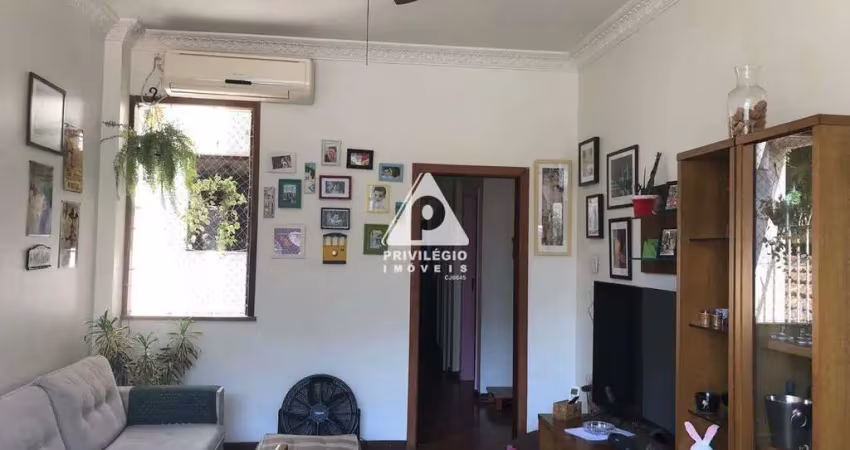 Apartamento 2 quartos com varanda e dependência completa na glória