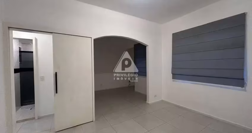 Apartamento localização nobre, original 3 quartos, suíte, dependência completa, sol da manhã, laranjeiras, rj