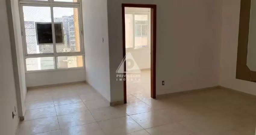 Privilégio vende: excelente apartamento reformado em prédio com portaria 24h e circuito de tv, frente e alto com vista livre