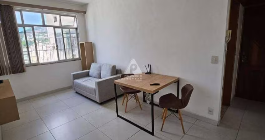APARTAMENTO NA AV. HERINQUE VALADARES (PRAÇA DA CRUZ VERMELHA). IMÓVEL REFORMADO, LOCALAIZADO EM ANDAR ALTO E SILENCIOSO.