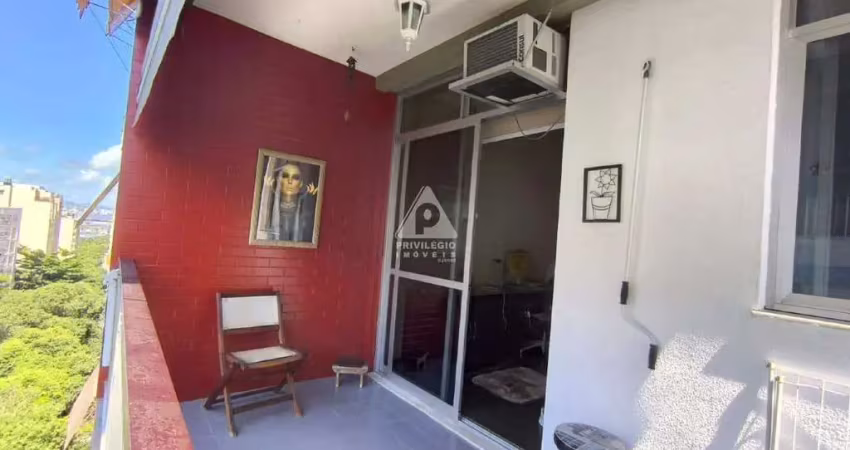 Apartamento com 75m², varanda e vaga à venda na glória