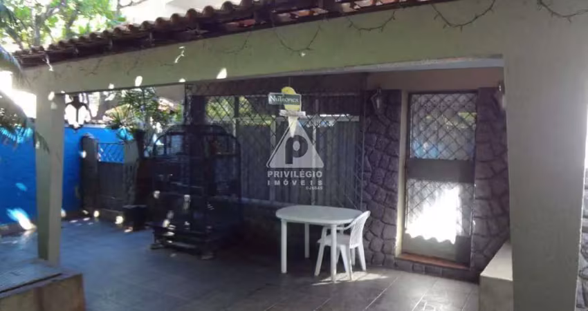 Casa de rua à venda, 5 quartos, 2 vagas, São Francisco - Niterói/RJ