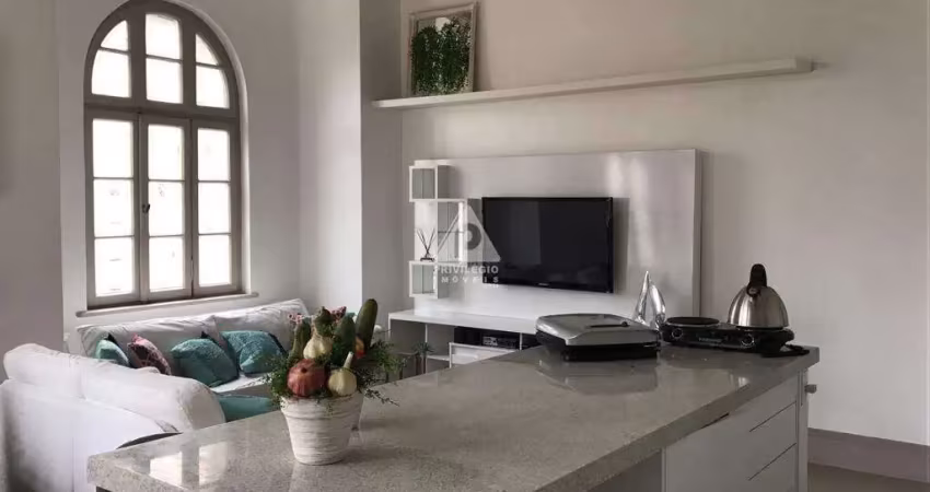 Charmoso apartamento reformado e mobiliado com pé direito alto próximo a zona sul a venda no rio