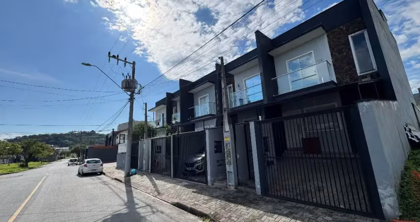 Sobrado averbado com 2 quartos à venda no bairro Glória