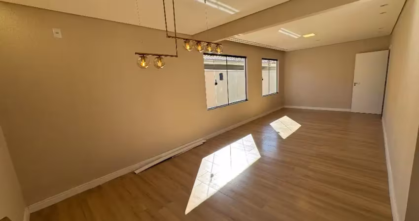 Casa plana com 1 suíte mais 2 quartos à venda no bairro floresta