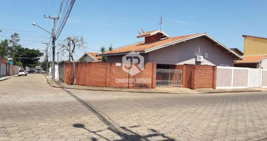 Casa de esquina, quintal amplo