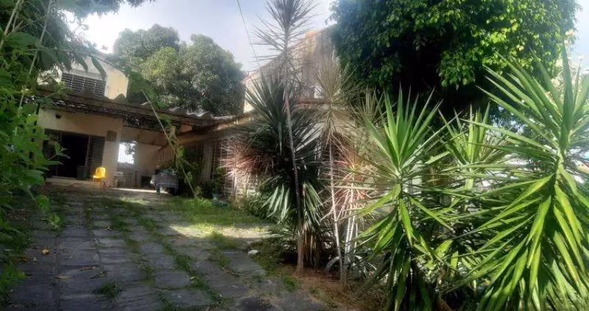 Casa  grande , r$ 650.000, bairro cajueiro ,  duplex 4 qts, suite, com grande terreno de quintal,ótima localização