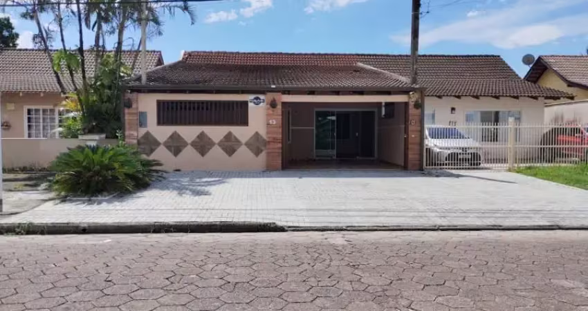 EXCELENTE RESIDENCIA EM GUARATUBACOM PISCINA(PIÇARRAS)