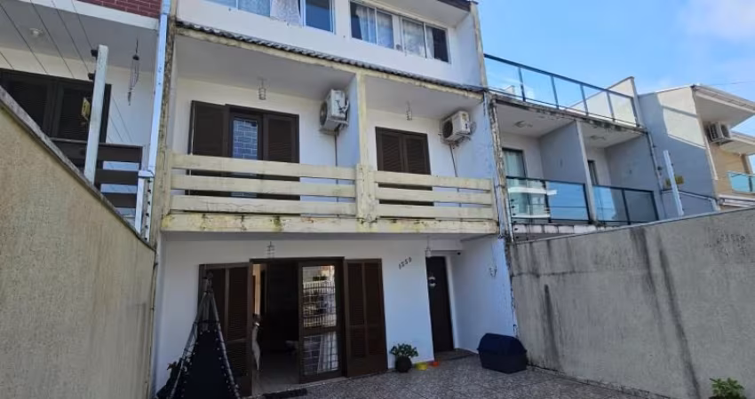 SOBRADO A VENDA EM GUARATUBA ( CENTRO) COM  PISCINA