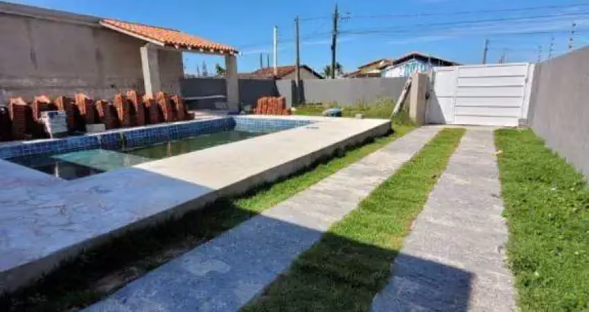 Linda casa térrea em fase de acabamento com piscina em Itanhaém .