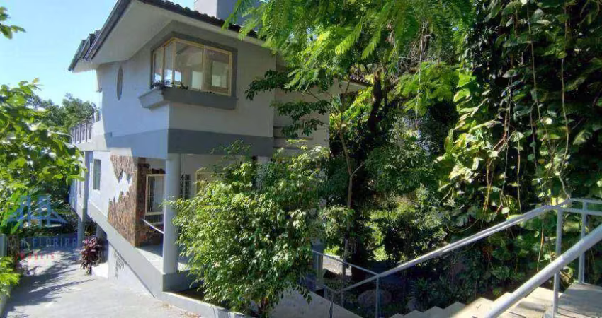 Vendo linda Casa no bairro João Paulo em rua arborizada e tranquila. Terreno com 652m² e Casa com 373m² de área construída.