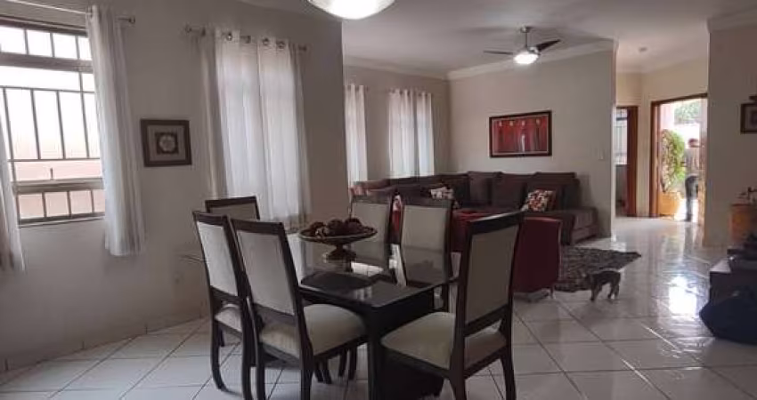 Casa térrea com 4 quatros sendo 2 suítes, piscina e churrasqueira City Ribe