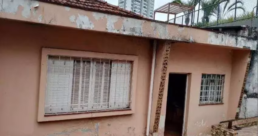 Vendo imóvel com 3 casas antigas ao lado de prédios de alto padrão