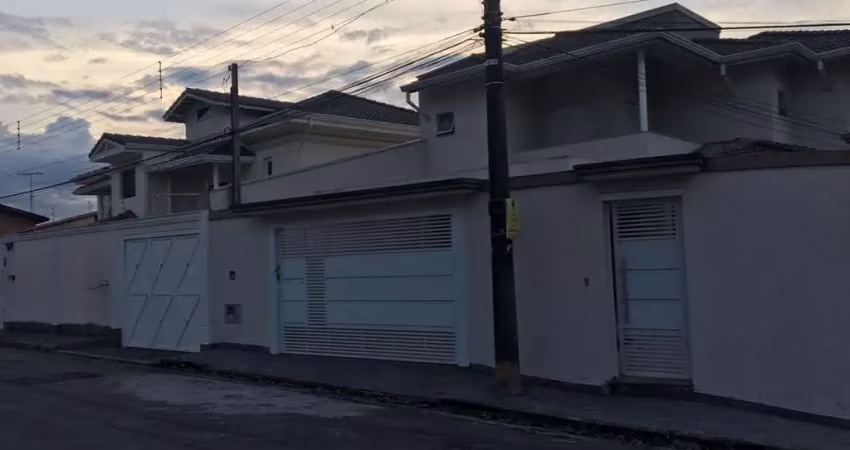 Casa ampla com vista para a represa – 375m² de construção