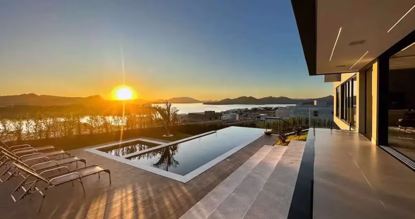 Casa cinematográfica com vista para represa em piracaia