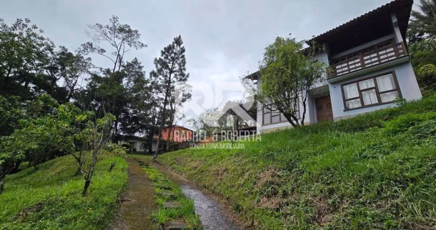 Casa em condomínio com 5 quartos no Comary