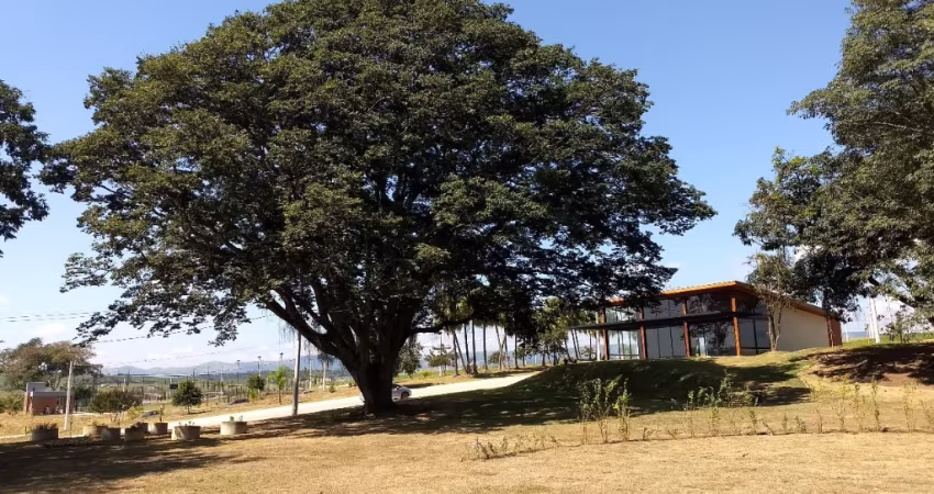 Terreno em Condomínio com área de lazer completa ,