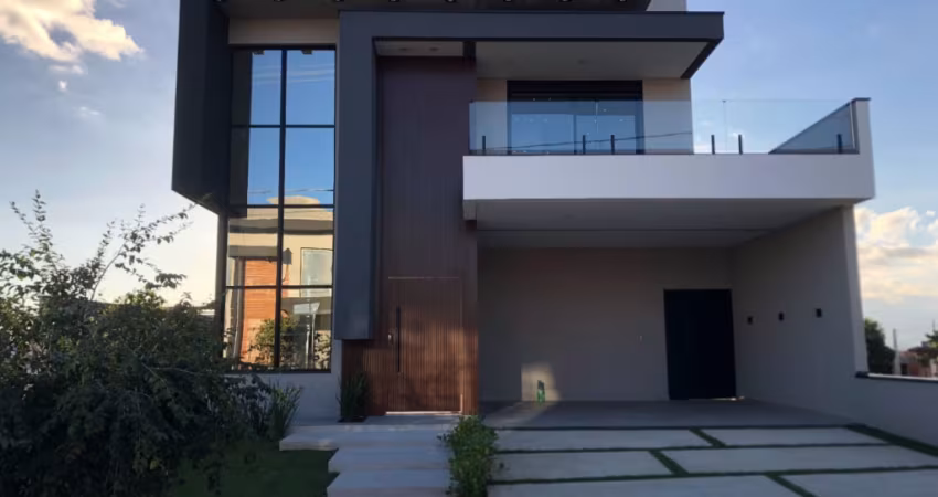 Linda casa Condomínio fechado.
