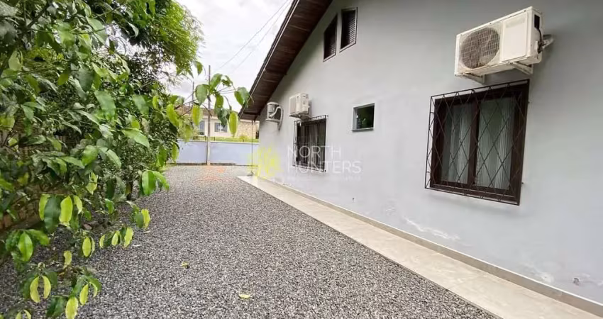 Casa dos Sonhos em Rua Calma e Tranquila: 3 Quartos, Piscina e Contato com a Natureza!