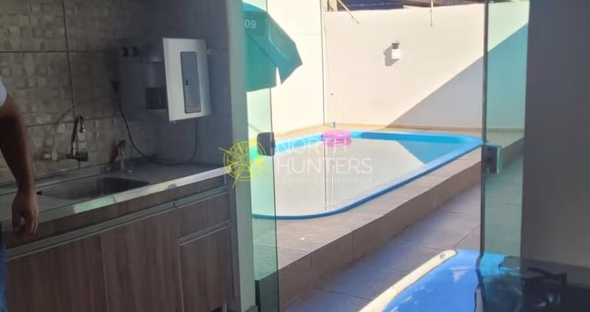 Casa com 190m² construído com  piscina e área de festa