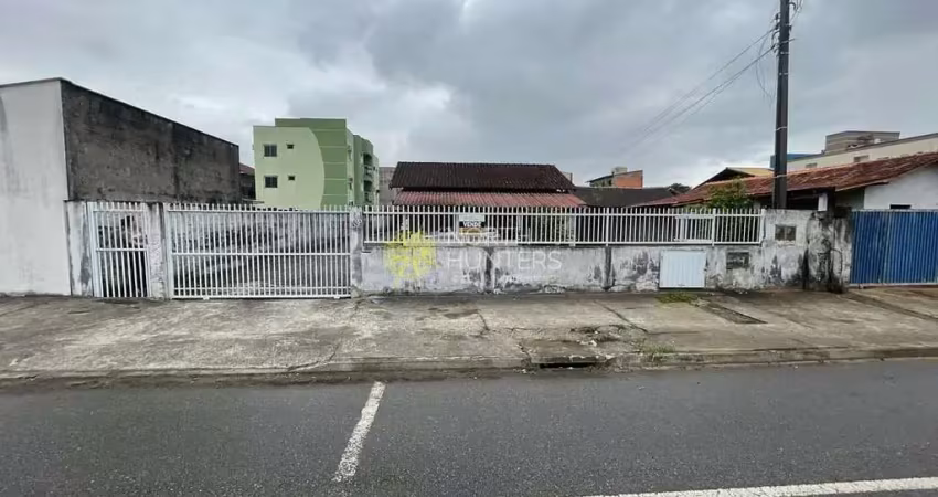 Oportunidade p/ investidores!! terreno com 3 casas e viabilidade para nova construção.