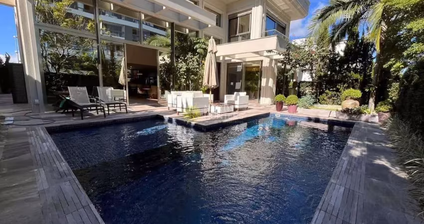 Linda mansão luxuosa com 03 suítes em jurerê internacional