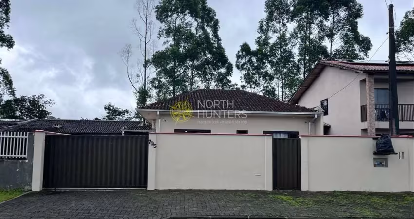 Casa à venda, com piscina.  espinheiros, joinville, sc