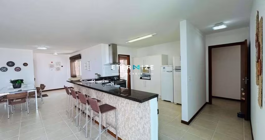 Residência de Luxo com Piscina e Energia Solar: O Seu Refúgio Elegante