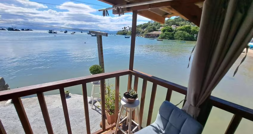 Oportunidade imperdível: 3 casas à beira-mar no centro de Governador Celso Ramos disponíveis para venda!